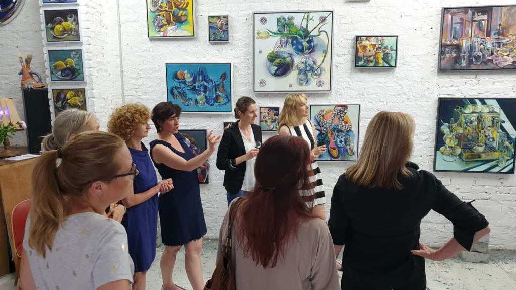 (c) Art Consulting Mese - Agnieszka Mese und die Künstlerin Dorothea Schüle sowie weitere Genießerinnen der Kunst bei der FrauenArt im Atelier der Künstlerin