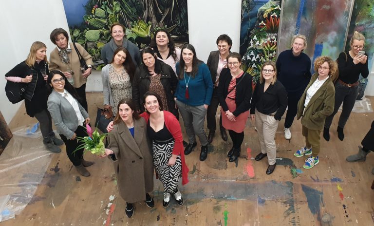 (c) Ania Holthausen - Agnieszka Mese, die Künstlerin Silke Albrecht und weitere Kunstliebhaberinnen bei der FrauenArt am 18.02.2020 im Atelier der Künstlerin
