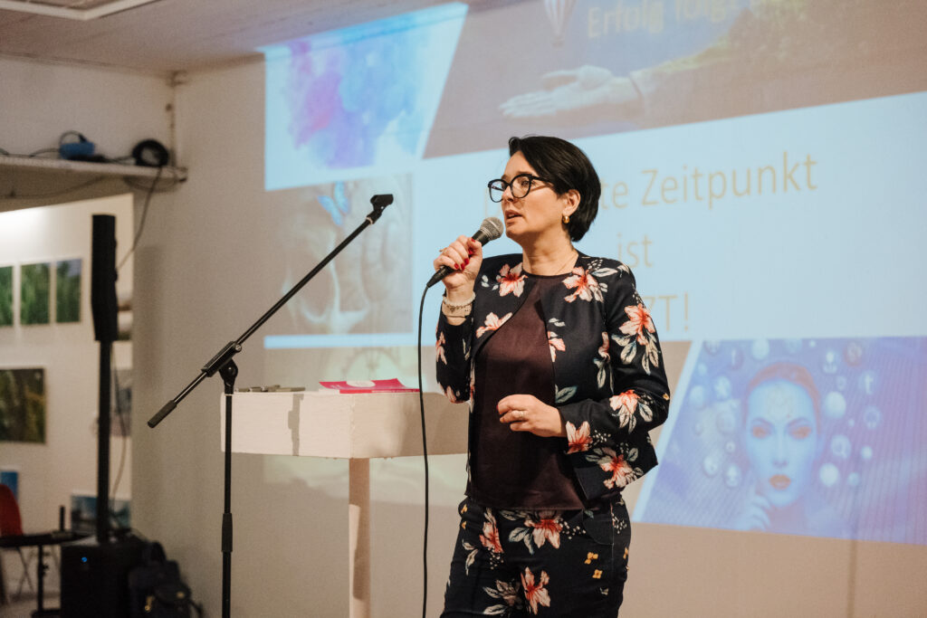 Agnieszka_Mese - Art Consulting Mese - Vortrag bei der Kunstmesse 2022 im Frauen Museum Bonn (c) Anna Holthausen